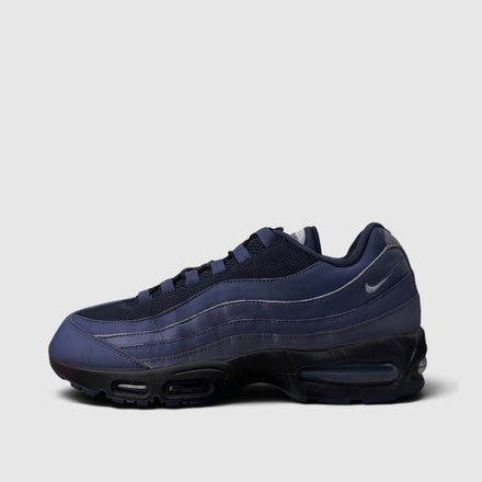 Nike Air Max 95 Sanded Purple, buty sportowe męskie w bardzo dobrym stanie rozmiar 46, boczny profil, lewa strona
