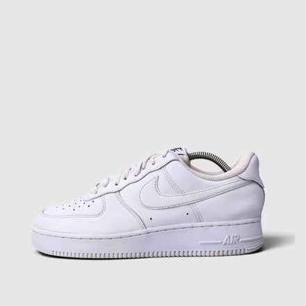 Nike Air Force 1 Low FlyEase Triple White, buty sportowe męskie w bardzo dobrym stanie rozmiar 42, boczny profil, lewa strona