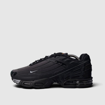 Nike Air Max Plus III Wolf Grey, buty sportowe męskie w bardzo dobrym stanie rozmiar 42, boczny profil, lewa strona