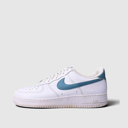 Nike Air Force 1 ’07, buty sportowe męskie w bardzo dobrym stanie rozmiar 44.5, boczny profil, lewa strona