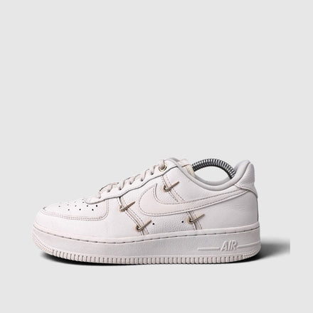Nike Air Force 1 Low Mini Gold Swooshes, buty sportowe damskie w bardzo dobrym stanie rozmiar 37.5, boczny profil, lewa strona