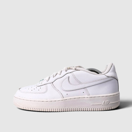 Nike Air Force 1 Low Triple White, buty sportowe damskie w bardzo dobrym stanie rozmiar 39, boczny profil, lewa strona