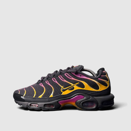 Nike Air Max Plus, buty sportowe męskie w zadowalającym stanie rozmiar 42.5, boczny profil, lewa strona