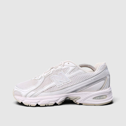 New Balance 740 White/Silver Metallic, buty sportowe męskie w bardzo dobrym stanie rozmiar 41.5, boczny profil, lewa strona