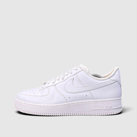 Nike Air Force 1 Low Triple White, buty sportowe męskie w bardzo dobrym stanie rozmiar 44, boczny profil, lewa strona