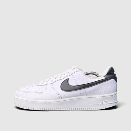 Nike Air Force 1 '07 Low, buty sportowe męskie w dobrym stanie rozmiar 44, boczny profil, lewa strona