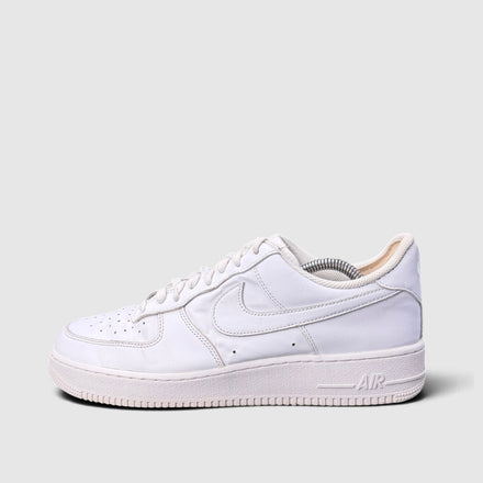 Nike Air Force 1 Low Triple White, buty sportowe męskie w bardzo dobrym stanie rozmiar 44, boczny profil, lewa strona