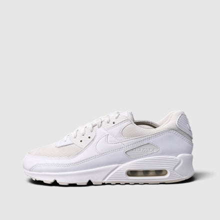 Nike Air Max 90 Triple White, buty sportowe męskie w bardzo dobrym stanie rozmiar 44.5, boczny profil, lewa strona