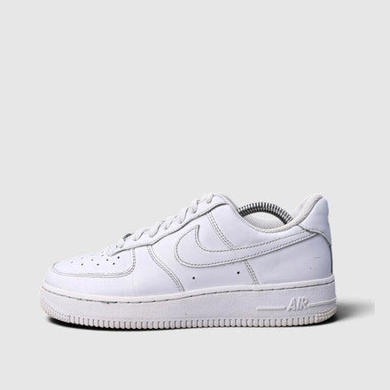 Nike Air Force 1 Low Triple White, buty sportowe damskie w bardzo dobrym stanie rozmiar 38, boczny profil, lewa strona