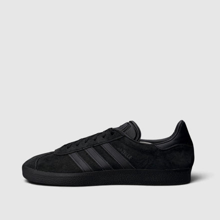 Adidas Gazelle Triple Black, buty sportowe męskie w bardzo dobrym stanie rozmiar 45 1/3, boczny profil, lewa strona