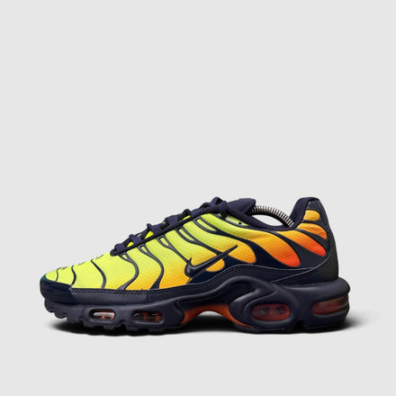 Nike Air Max Plus, buty sportowe męskie w bardzo dobrym stanie rozmiar 42.5, boczny profil, lewa strona