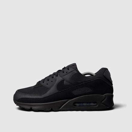 Nike Air Max 90 Triple Black, buty sportowe męskie w bardzo dobrym stanie rozmiar 46, boczny profil, lewa strona