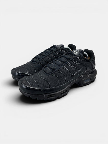 Nike Air Max Plus Triple Black — buty sportowe męskie w dobrym stanie rozmiar 44.5, widok z boku