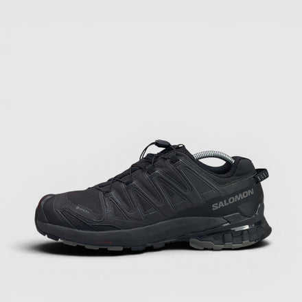 Salomon Xa Pro 3D V9 — buty sportowe męskie w bardzo dobrym stanie rozmiar 42.5, boczny profil, lewa strona