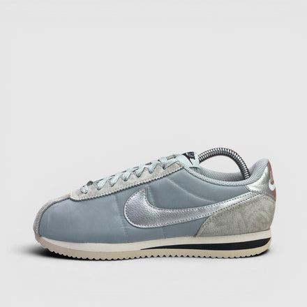 Nike Classic Cortez Light Pumice — buty sportowe damskie w bardzo dobrym stanie rozmiar 38, boczny profil, lewa strona