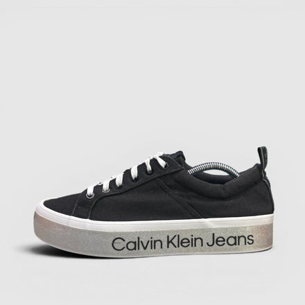 Calvin Klein Flatform Vulcanized 3 — buty sportowe damskie w bardzo dobrym stanie rozmiar 41, boczny profil, lewa strona