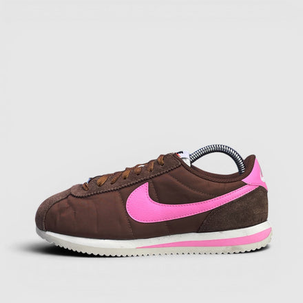 Nike Classic Cortez — buty sportowe damskie w bardzo dobrym stanie rozmiar 37.5, boczny profil, lewa strona