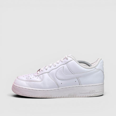 Nike Air Force 1 Low Triple White, buty sportowe męskie w bardzo dobrym stanie rozmiar 44, boczny profil, lewa strona
