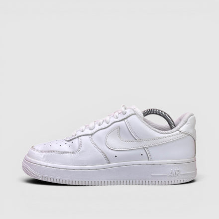Nike Air Force 1 Low Triple White, buty sportowe damskie w bardzo dobrym stanie rozmiar 38, boczny profil, prawa strona