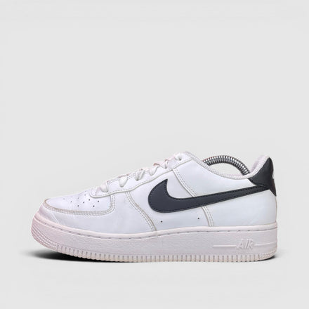 Nike Air Force 1 Low White/Black, buty sportowe damskie w bardzo dobrym stanie rozmiar 38, boczny profil, lewa strona
