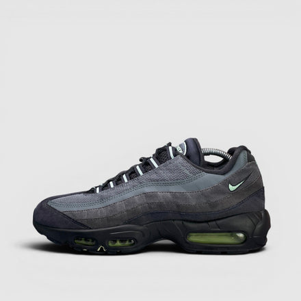 Nike Air Max 95 Vapor Green — buty sportowe męskie w bardzo dobrym stanie rozmiar 44, boczny profil, lewa strona