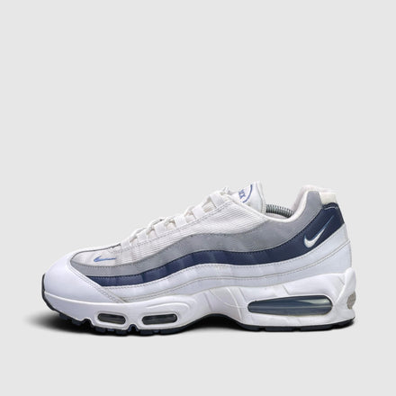 Nike Air Max 95 Diffused Blue, buty sportowe męskie w bardzo dobrym stanie rozmiar 45.5, boczny profil, lewa strona