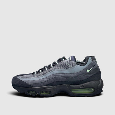 Nike Air Max 95 Vapor Green, buty sportowe męskie w bardzo dobrym stanie rozmiar 46, boczny profil, lewa strona