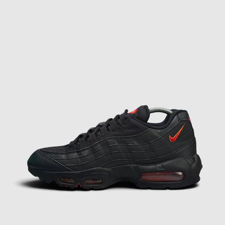 Nike Air Max 95 Black Red Orange, buty sportowe męskie w bardzo dobrym stanie rozmiar 42.5, boczny profil, lewa strona