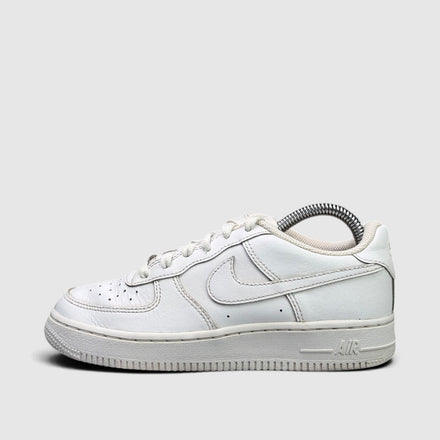 Nike Air Force 1 Low Triple White, buty sportowe damskie w dobrym stanie rozmiar 36.5, boczny profil, lewa strona