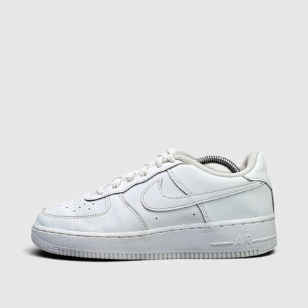Nike Air Force 1 Low Triple White, buty sportowe damskie w bardzo dobrym stanie rozmiar 38.5, boczny profil, lewa strona