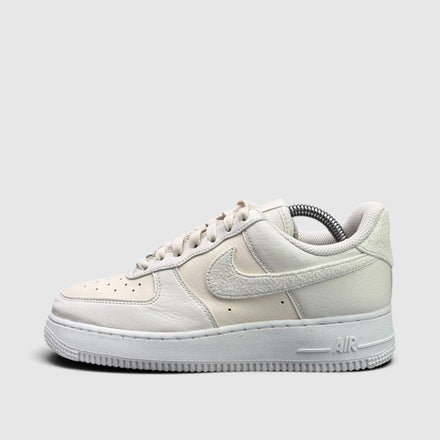 Nike Air Force 1 '07 Next Nature Coconut Milk, buty sportowe damskie w bardzo dobrym stanie rozmiar 38.5, boczny profil, lewa strona