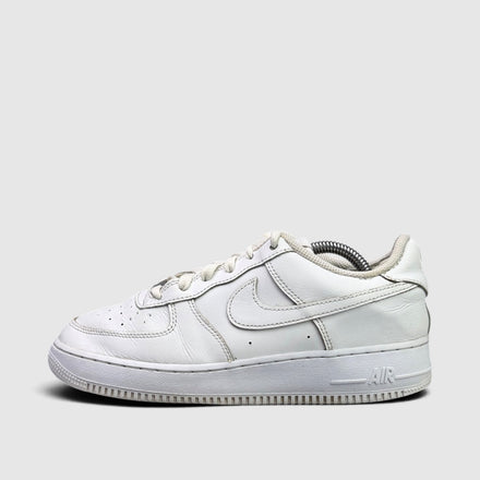 Nike Air Force 1 Low Triple White, buty sportowe damskie w bardzo dobrym stanie rozmiar 40, boczny profil, lewa strona