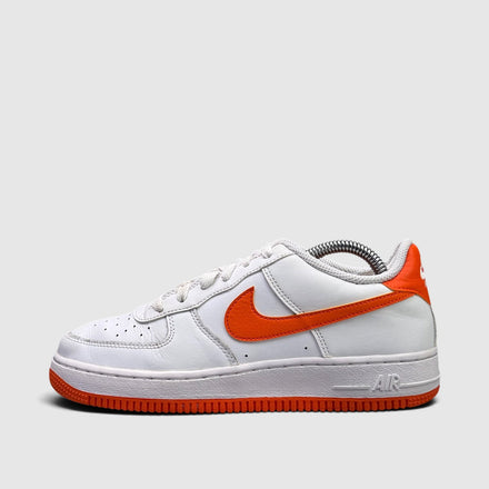 Nike Air Force 1 Low White Safety Orange, buty sportowe damskie w bardzo dobrym stanie rozmiar 38, boczny profil, lewa strona