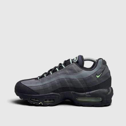Nike Air Max 95 Vapor Green, buty sportowe męskie w bardzo dobrym stanie rozmiar 42.5, boczny profil, lewa strona