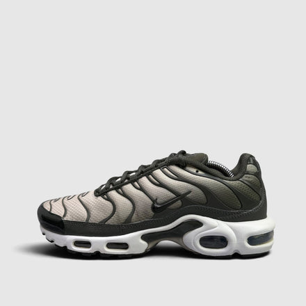 Nike Air Max Plus Sequoia Cargo Khaki, buty sportowe męskie w bardzo dobrym stanie rozmiar 41, boczny profil, lewa strona