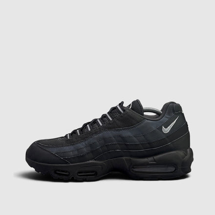 Nike Air Max 95, buty sportowe męskie w bardzo dobrym stanie rozmiar 45, boczny profil, lewa strona