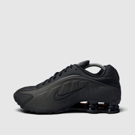 Nike Shox R4 Triple Black, buty sportowe męskie w bardzo dobrym stanie rozmiar 42.5, boczny profil, lewa strona