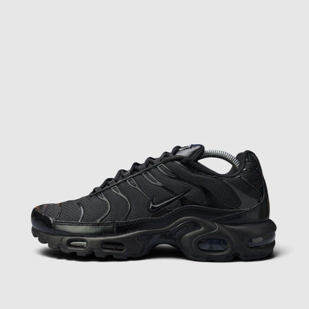 Nike Air Max Plus Triple Black, buty sportowe męskie w bardzo dobrym stanie rozmiar 43, widok z boku