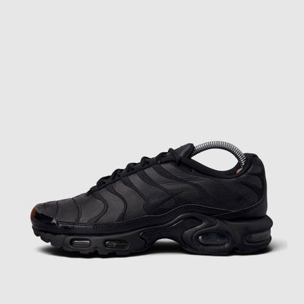 Nike Air Max Plus Triple Black Leather, buty sportowe męskie w bardzo dobrym stanie rozmiar 41, boczny profil, lewa strona