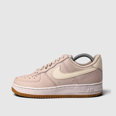 Nike Air Force 1 Low Sanddrift, buty sportowe damskie w bardzo dobrym stanie rozmiar 36, boczny profil, lewa strona