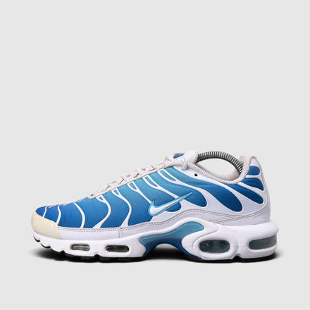 Nike Air Max Plus, buty sportowe męskie w bardzo dobrym stanie rozmiar 42.5, boczny profil, lewa strona