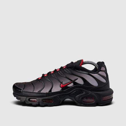 Nike Air Max Plus Black Gradient, buty sportowe męskie w bardzo dobrym stanie rozmiar 43, boczny profil, lewa strona