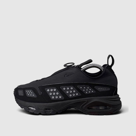 Nike Air Max SNDR Black Metallic, buty sportowe damskie w bardzo dobrym stanie rozmiar 37.5, boczny profil, lewa strona