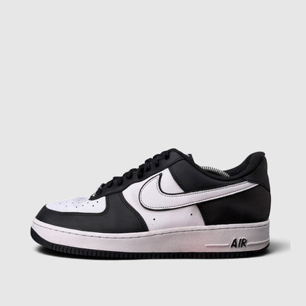 Nike Air Force 1 ’07 Panda, buty sportowe męskie w bardzo dobrym stanie rozmiar 45, boczny profil, lewa strona