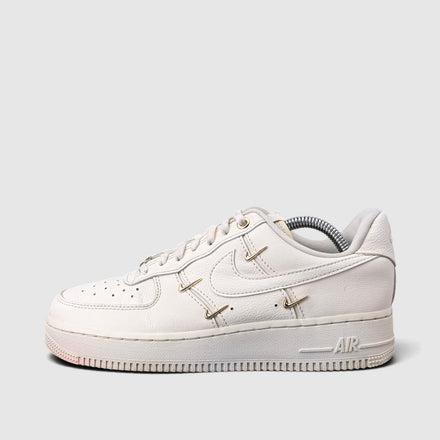 Nike Air Force 1 Low Mini Gold Swooshes, buty sportowe damskie w bardzo dobrym stanie rozmiar 38.5, boczny profil, lewa strona
