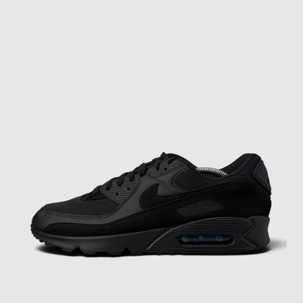Nike Air Max 90 Triple Black, buty sportowe męskie w bardzo dobrym stanie rozmiar 46, boczny profil, lewa strona