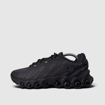 Nike Air Max DN8 Triple Black, buty sportowe męskie w dobrym stanie rozmiar 42.5, boczny profil, lewa strona