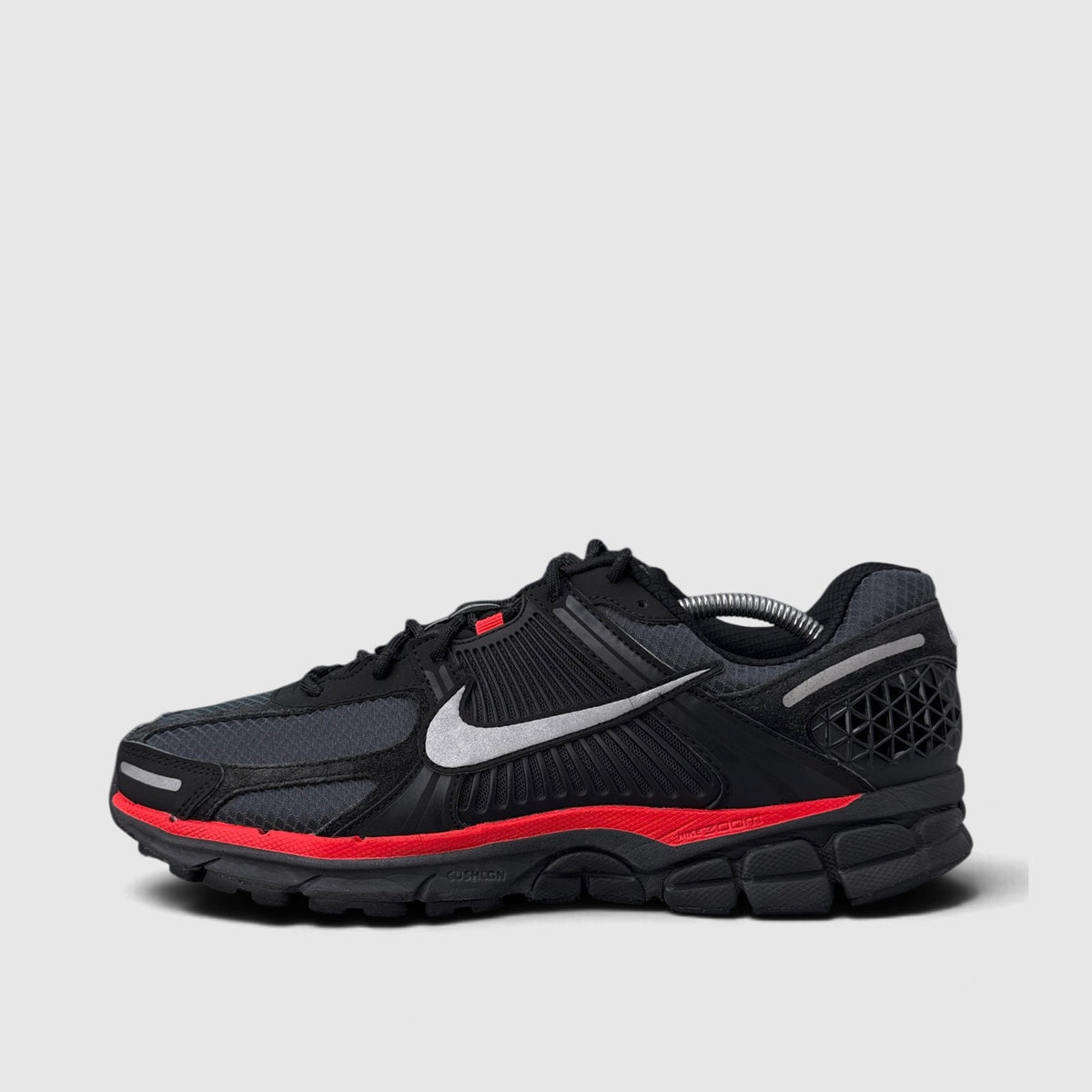 Nike Zoom Vomero 5 Bred, buty sportowe męskie w bardzo dobrym stanie rozmiar 45.5, boczny profil, lewa strona