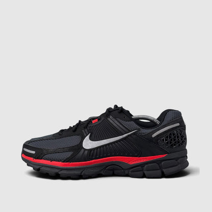 Nike Zoom Vomero 5 Bred, buty sportowe męskie w bardzo dobrym stanie rozmiar 45.5, boczny profil, lewa strona