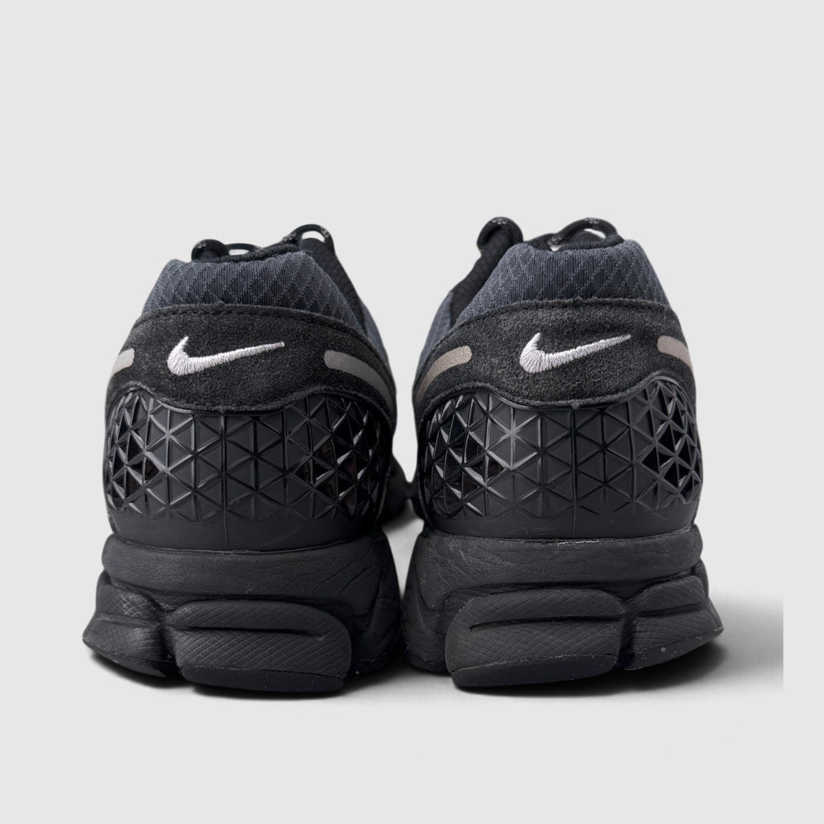 Nike Zoom Vomero 5 Bred, buty sportowe męskie w bardzo dobrym stanie rozmiar 45.5, widok z tyłu